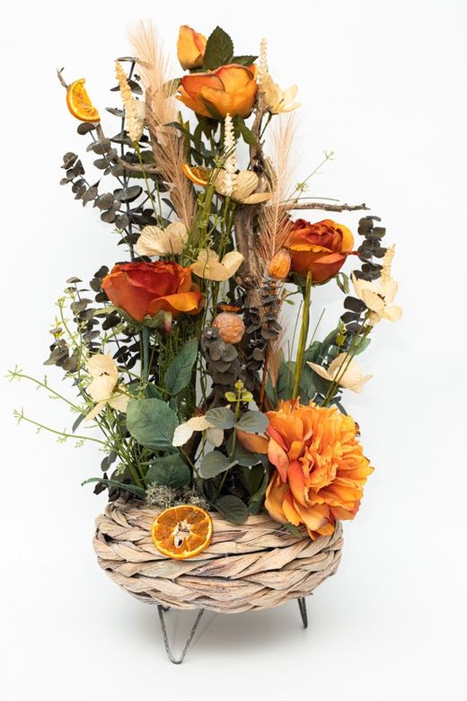 Decoración floral alta en colores naranja con rosas y peonias