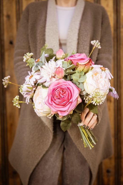 Delicado bouquet de flores artificiales con rosas y margaritas artificiales