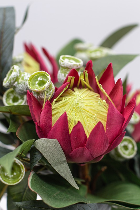 Elegante Bouquet De Flor Artificial Con Proteas Rosa Intenso Eucalipto