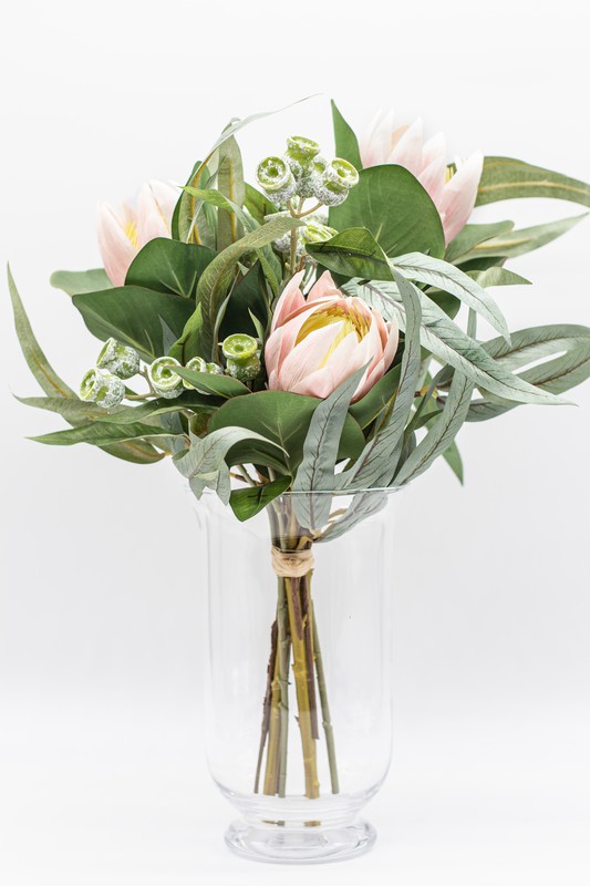 Elégant bouquet de fleurs artificielles de protéas roses nude, d'eucalyptus  sauvage et de ses fruits. — Oh!MyFlor