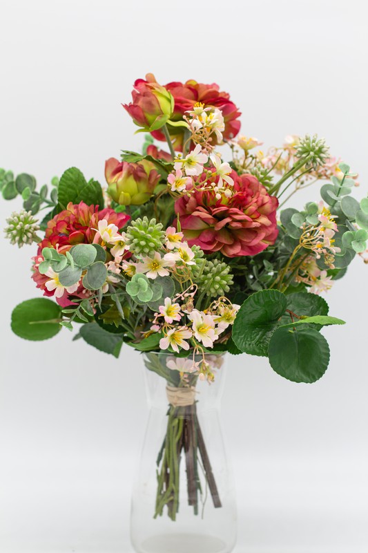 Elegante buquê de flores artificiais com botões de ouro e mini flores em  tons de granada com tons românticos e verduras. — Oh!MyFlor