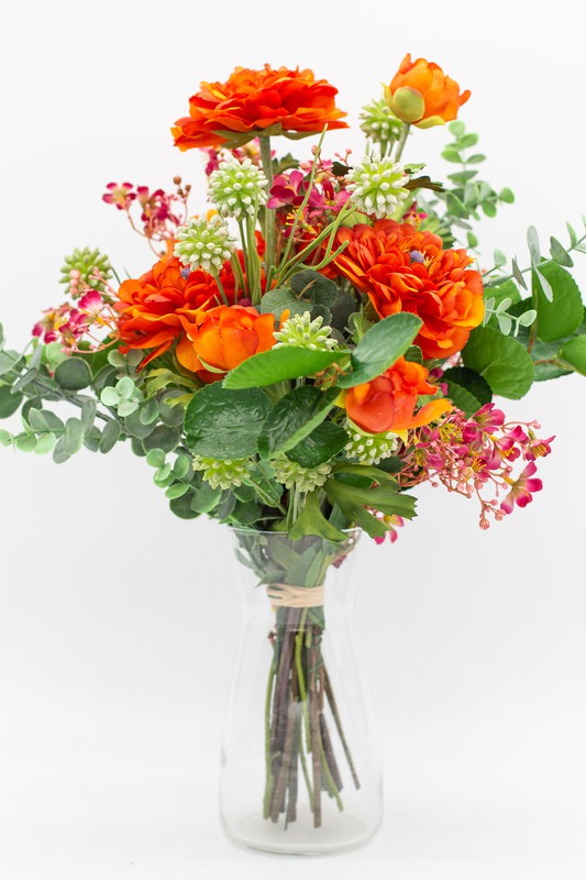 Élégant bouquet de fleurs artificielles avec renoncules et mini fleurs dans  des tons orange avec des tons romantiques et des graines vertes. — Oh!MyFlor