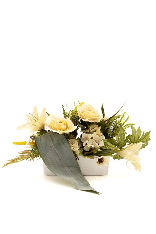 Elegante centro alargado para cementerio en colores crema