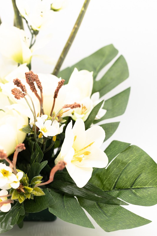 Puro centro de cementerio con hortensias artificiales en color blanco —  Oh!MyFlor