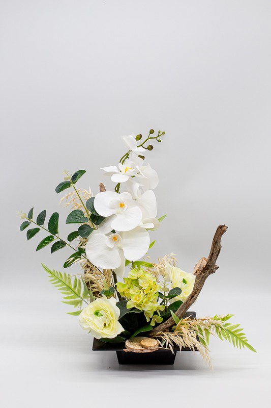 Elegante centro de floral con orquídeas blancas — Oh!MyFlor