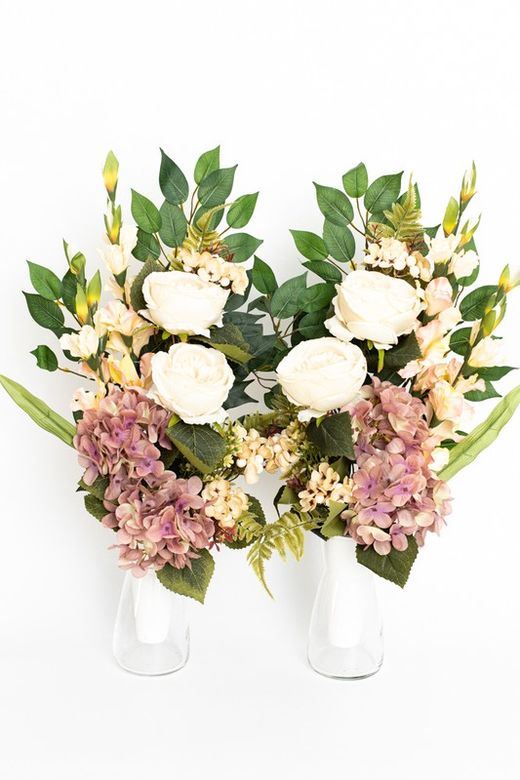 Elegante ramo de flores para cementerio con peonias en color crema