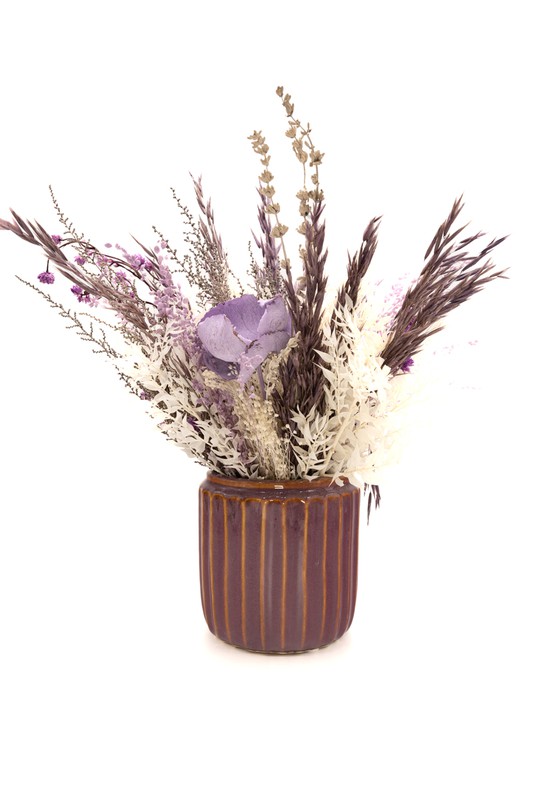 Una composición de jarrones con flores secas de un tipo diferente