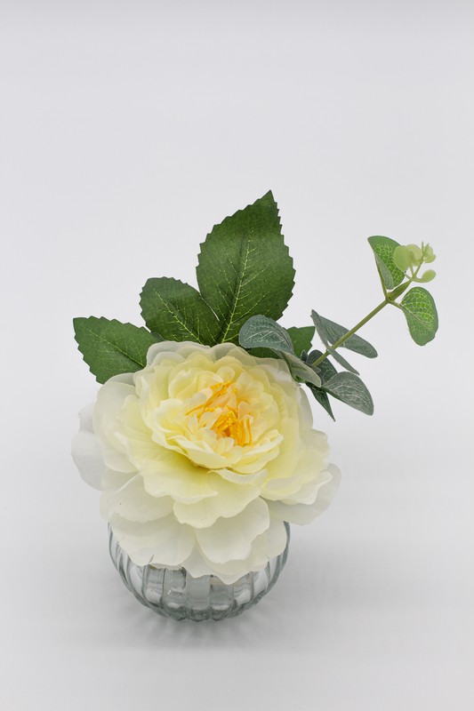 Vase avec détail floral, eucalyptus et renoncule de jardin blanche —  Oh!MyFlor