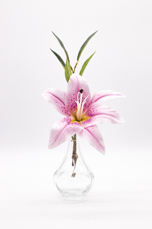 Jarrón de cristal decorativo con lirio de flor artificial — Oh!MyFlor