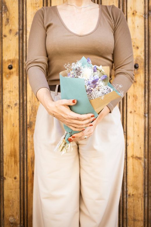 Bouquet moderne de fleurs séchées et préservées avec une combinaison de couleurs