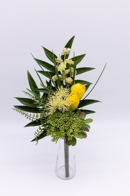 Pequeño ramo de flores para cementerio con tulipanes amarillo