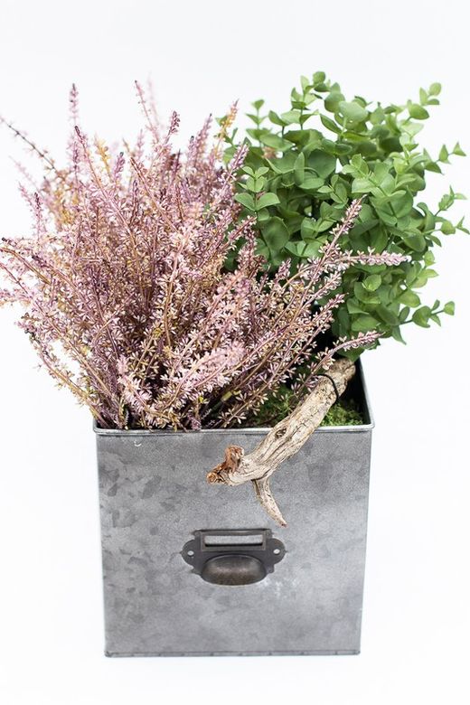 Macetero de metal con plantas artificiales de eucalipto y bush aromático