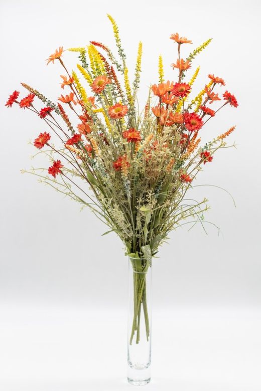 Ramillete floral silvestre en tonos coñac y amarillo