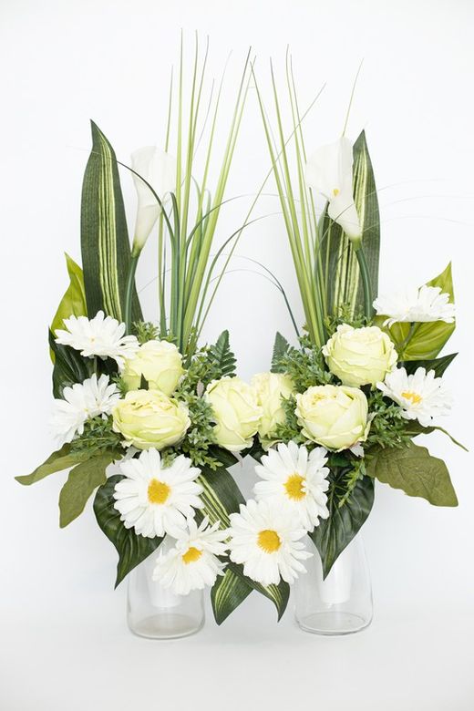 Buquê de flores para o cemitério com lírios brancos e gerberas brancas