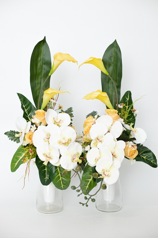Bouquet de cemitério muito elegante com lírios amarelos e orquídea branca —  Oh!MyFlor