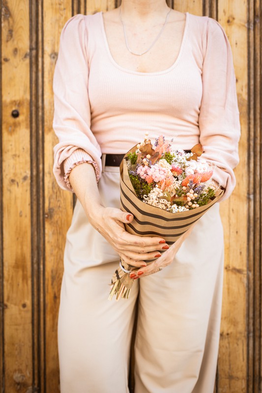 Bouquet de fleurs séchées avec eucalyptus stabilisé et fleurs roses et  blanches — Oh!MyFlor