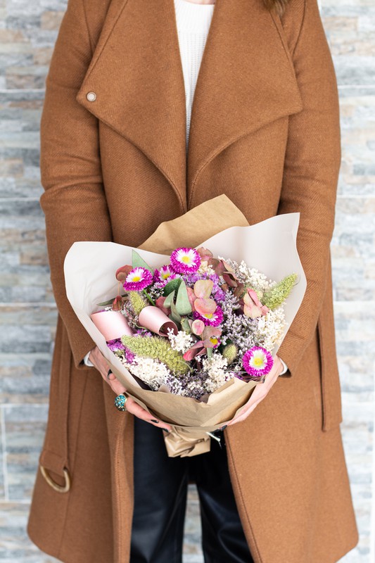 Bouquet de flores secas e em conserva em tons lilás e rosa — Oh!MyFlor