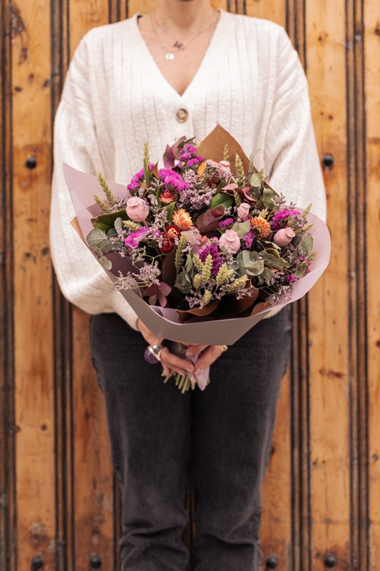 Ramo de Flores secas y preservados en colores rosados y fucsia con  margaritas y paniculata — Oh!MyFlor