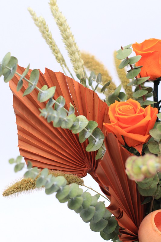 Ramo de flores secas y Rosas preservadas en color naranja — Oh!MyFlor