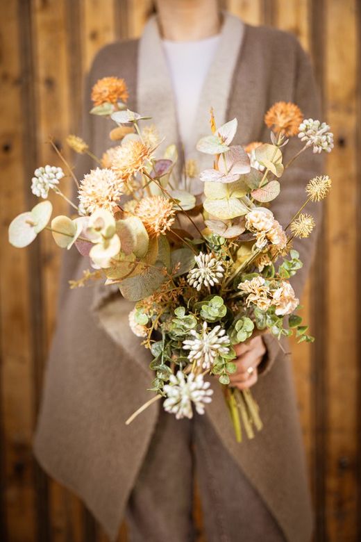 Ramo de flores silvestres artificiales en tonos crema y ocres