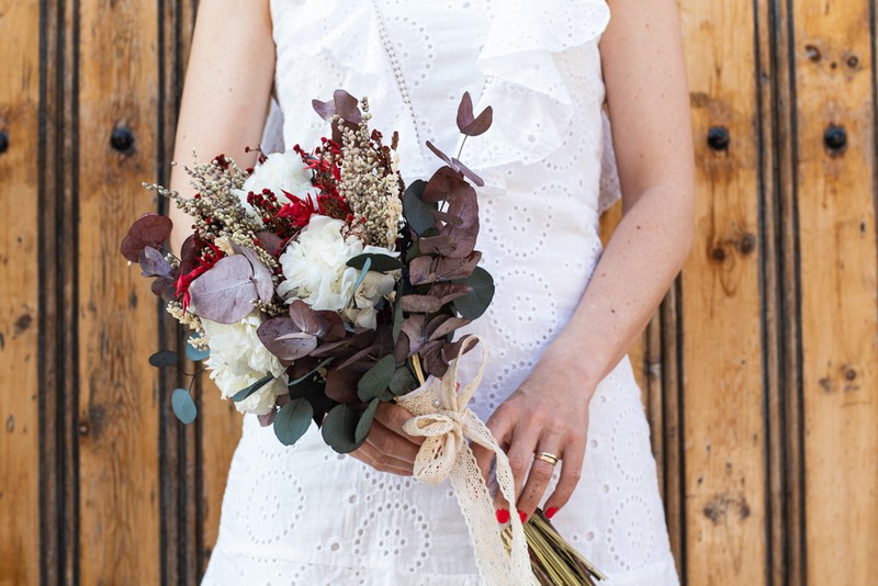 Bouquet de noiva com flores em conserva e flores silvestres secas. Buquês de  noiva do país com flores silvestres. Muito atual e moderno — Oh!MyFlor