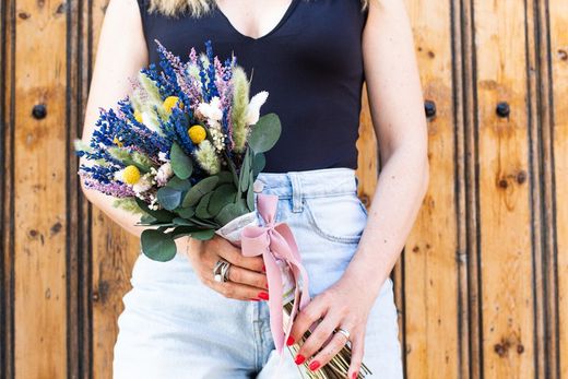 Bouquet de mariée avec fleurs stabilisées et fleurs sauvages séchées. Un petit bout de Provence dans votre bouquet de mariée