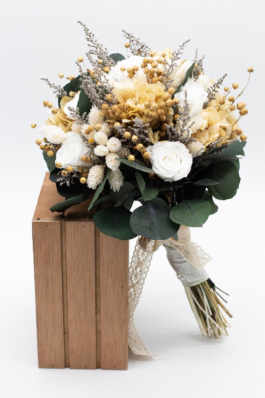 Bouquet de mariée romantique avec des fleurs stabilisées et des fleurs  séchées aux couleurs crème et blanches. Les roses stabilisées sont les  stars de cet éternel bouquet de mariée. — Oh!MyFlor