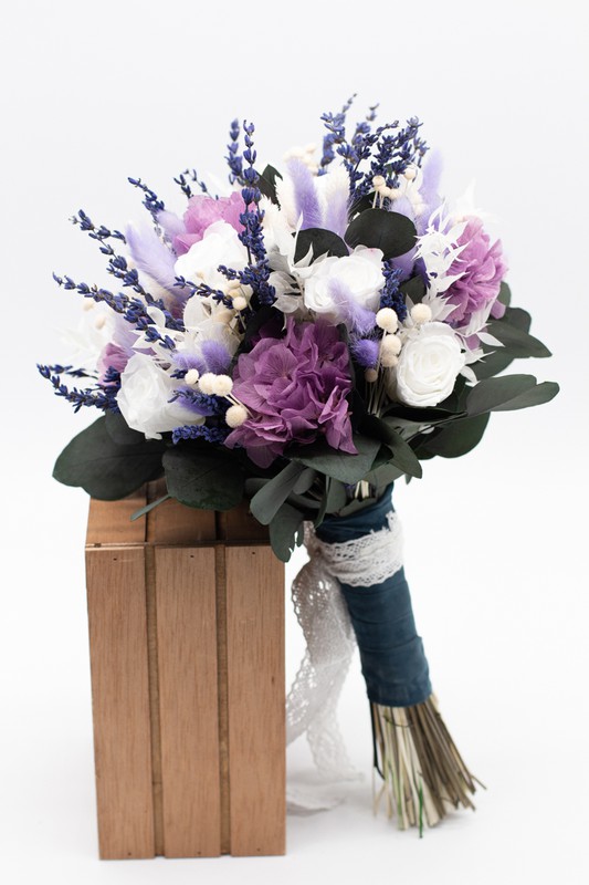 Bouquet de noiva vintage com flores em conserva e flores secas nas cores  lilás e branco. — Oh!MyFlor