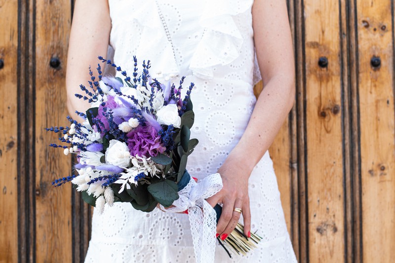 Bouquet de mariée vintage avec fleurs stabilisées et fleurs séchées aux  couleurs lavande et blanc. — Oh!MyFlor