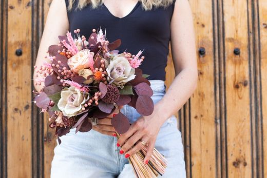 Bouquet de mariée vintage avec fleurs stabilisées et fleurs séchées aux couleurs roses romantiques