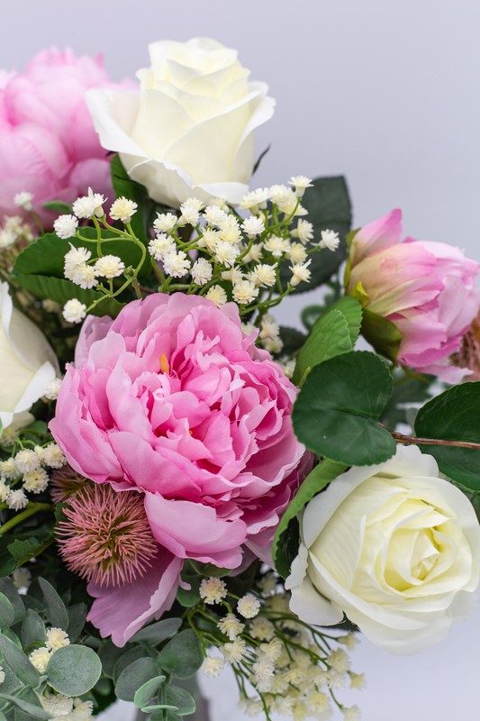 Romántico bouquet de flor artificial con peonias dobles en color rosa nude  y rosas inglesas en color blanco. Acompañan flores y verdes primaverales. —  Oh!MyFlor
