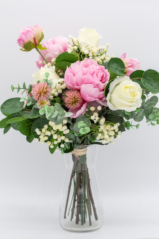 Romántico bouquet de flor artificial con peonias dobles en color rosa nude  y rosas inglesas en color blanco. Acompañan flores y verdes primaverales. —  Oh!MyFlor