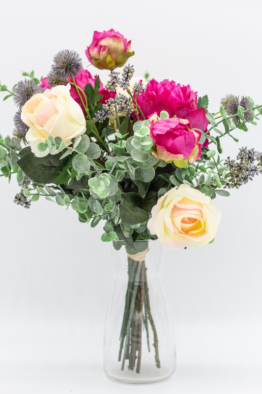 Romántico bouquet de flor artificial con peonias ramificadas en color  fucsia y rosas inglesas rosa nude. Acompañan flores y verdes primaverales.  — Oh!MyFlor