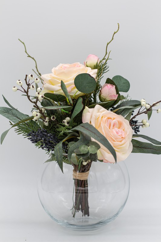 Buquê romântico de flores artificiais com rosas holandesas em corais,  verduras e futos selvagens. — Oh!MyFlor
