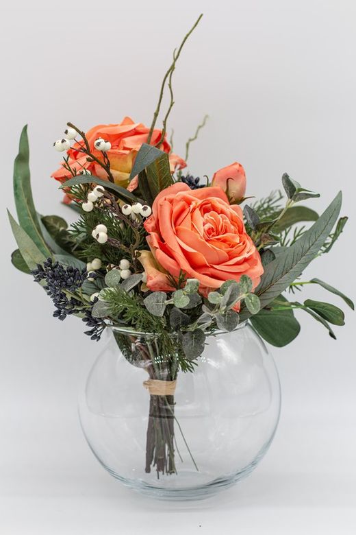 Bouquet romantique de fleurs artificielles avec roses hollandaises en rose nude, verts printaniers et baies sauvages