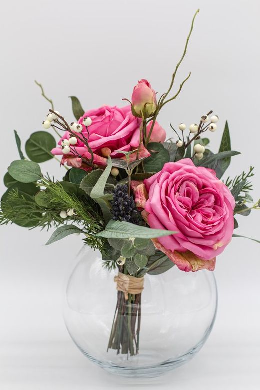 Romántico bouquet de flores artificiales con Rosas Holandesas en tono rosa intenso, verdes primaverales y frutos silvestres