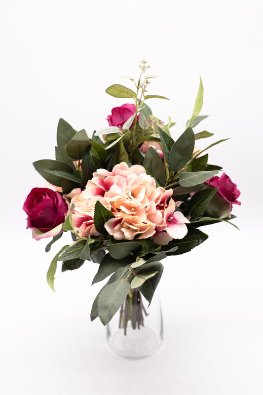 Rosas e hortênsias cor de vinho em um lindo buquê de flores artificiais —  Oh!MyFlor