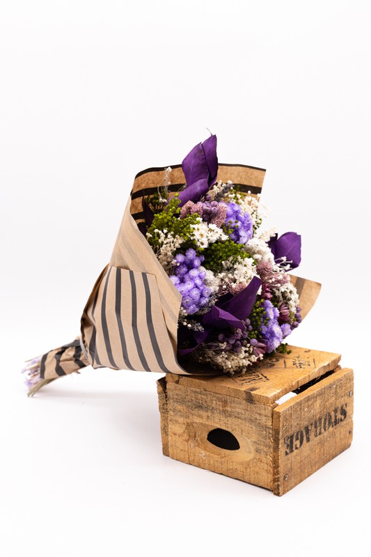 Vistoso ramo de flores secas y preservadas con flores lilas — Oh!MyFlor